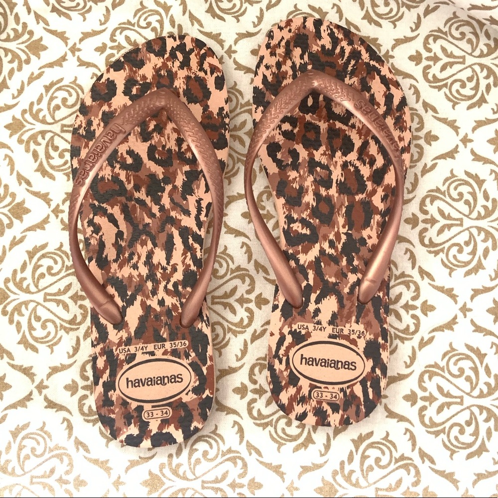 Rose Gold Havaianas flip flops sz 3/4